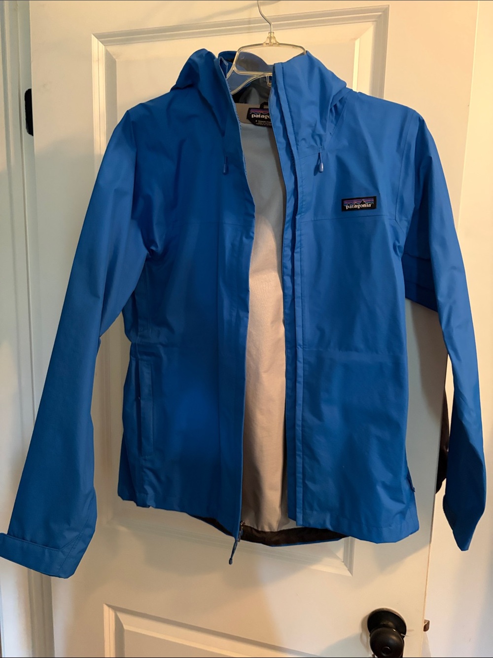 Never worn - Patagonia women Bright Blue Hooded Rain Jacket